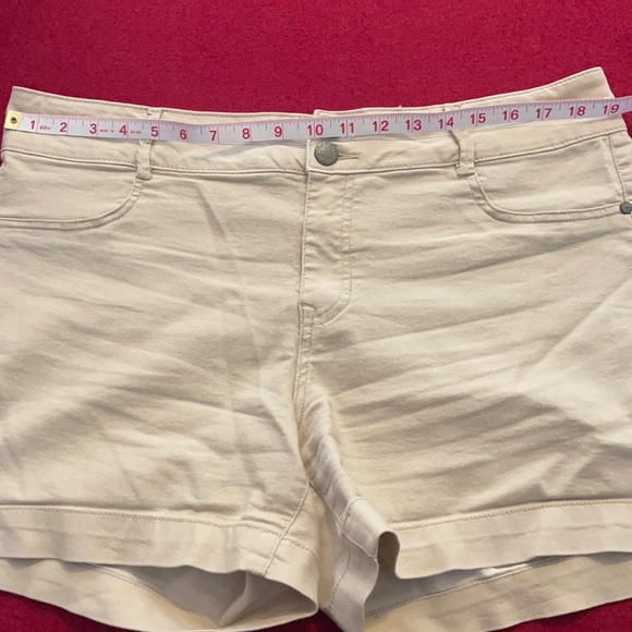 D. Jeans Women’s Size 16 Tan Stretchy Shorts - Picture 8 of 9